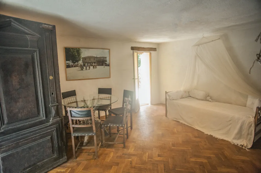 Wohnküche, Esstisch, Bett: 90x200 mit Bio Kokoskernmattrazze