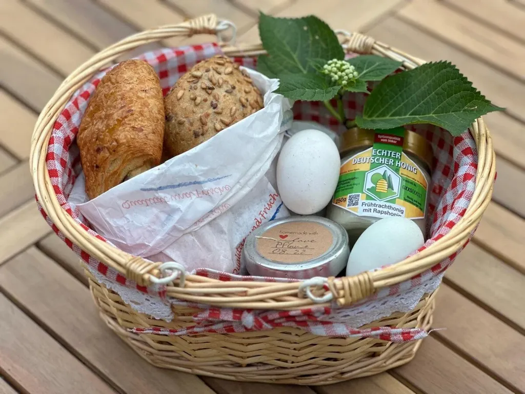 Zelten in der Obstwiese am Kanal