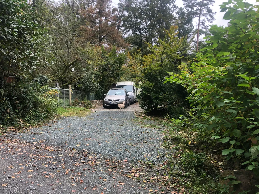 Haus Quelle Hinterhof im Taunuswald