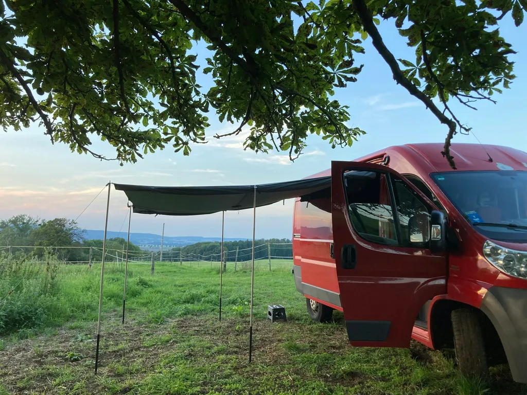 Panoramablick unter Kastanie