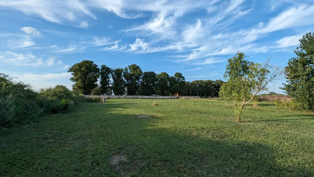 Große Wiese am Hof in Seenähe