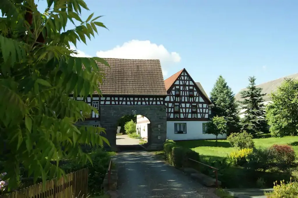 Historischer Vierseithof mit Naturgarten