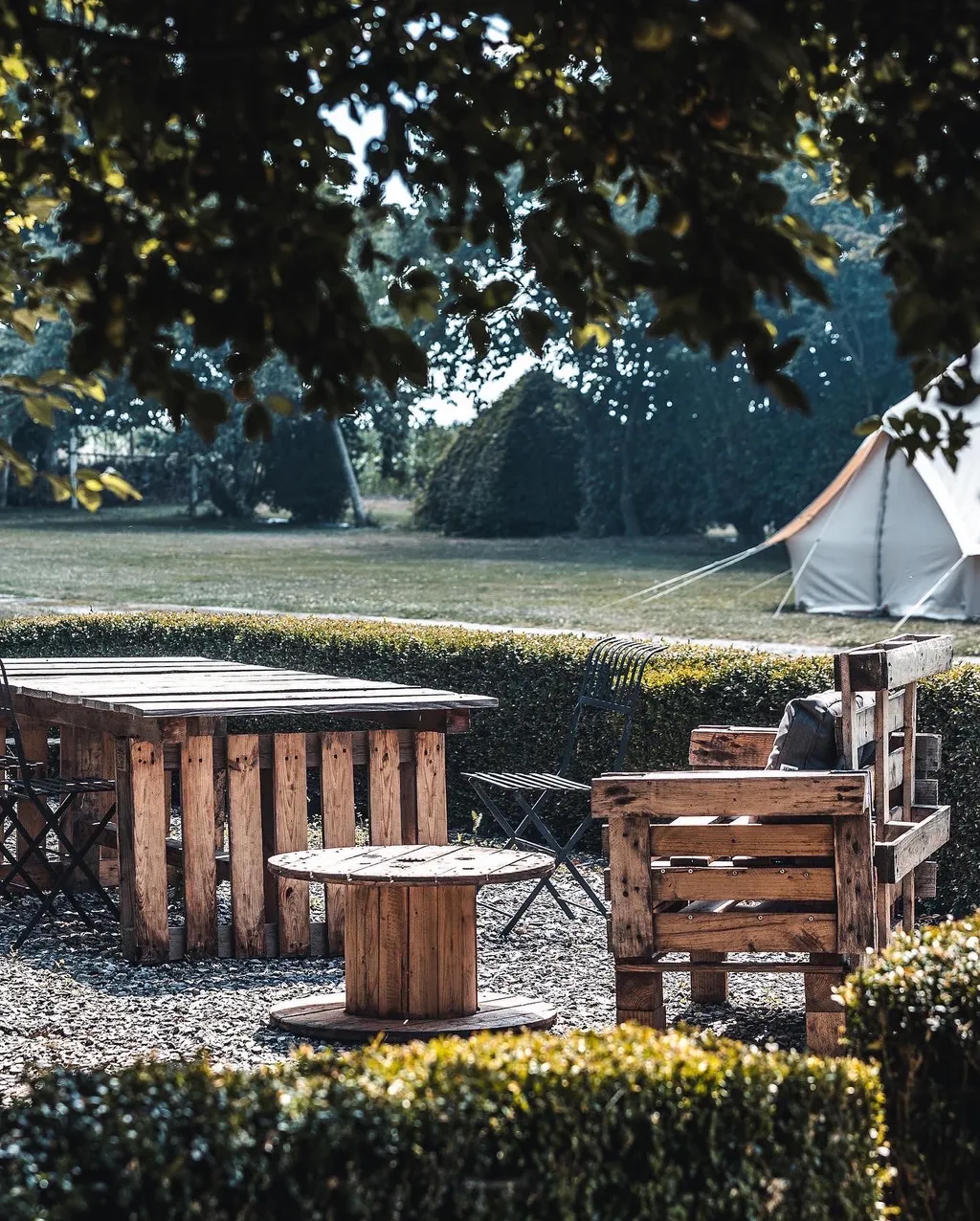 Camping à la ferme dans un endroit calme et fleuri