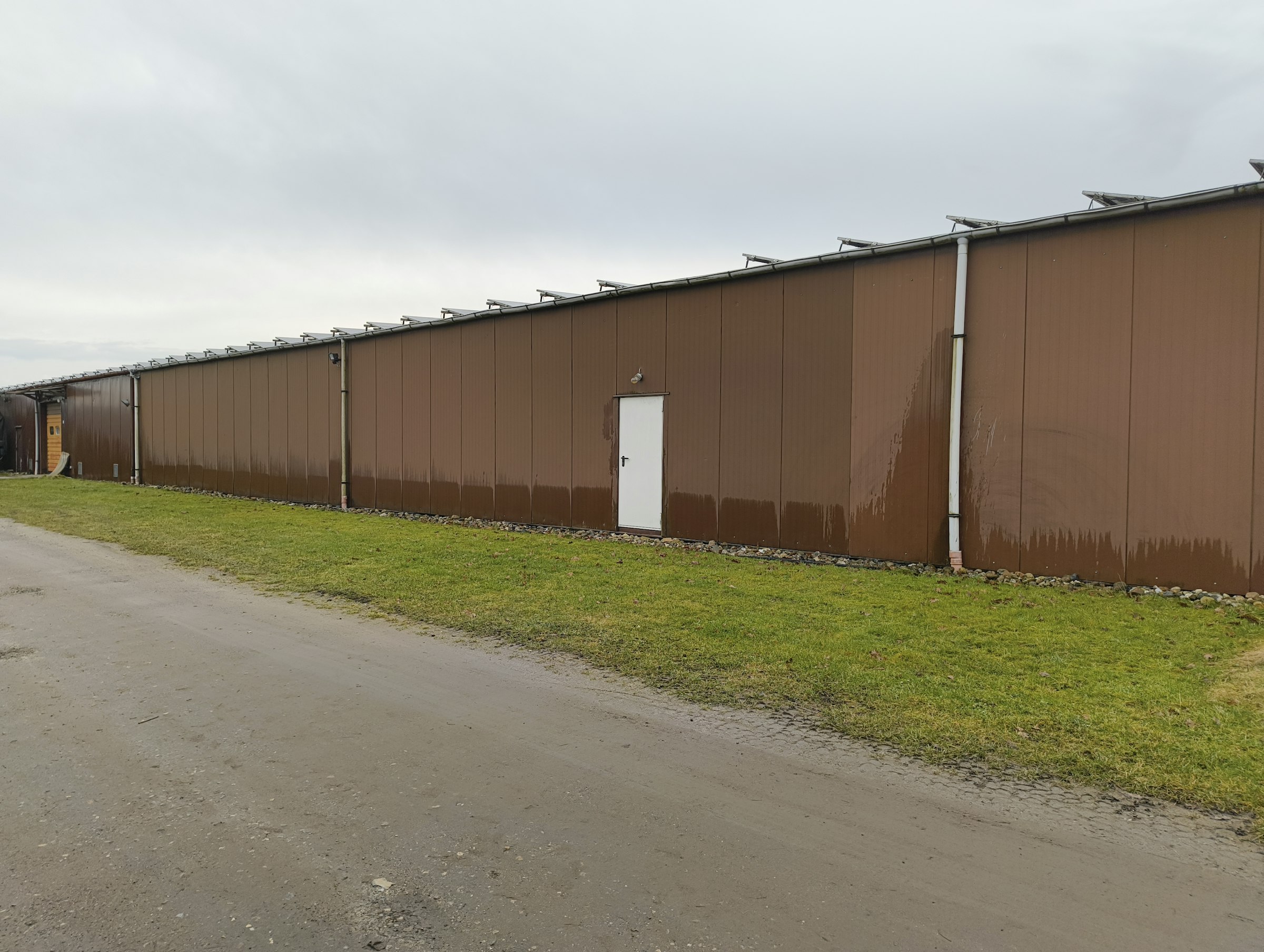 Grünstreifen, abgelegen im Dorf