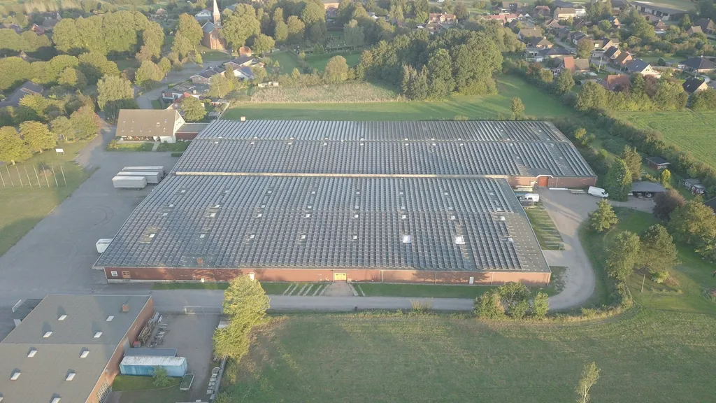 Grünstreifen, abgelegen im Dorf