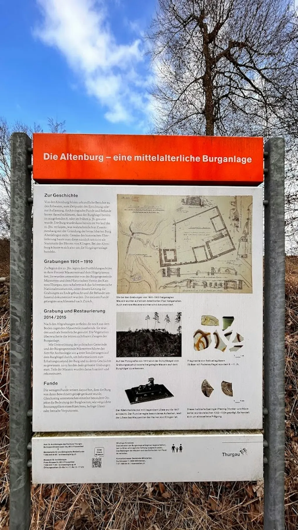 Die Ruine Altenburg im Wald, die Info Tafel.