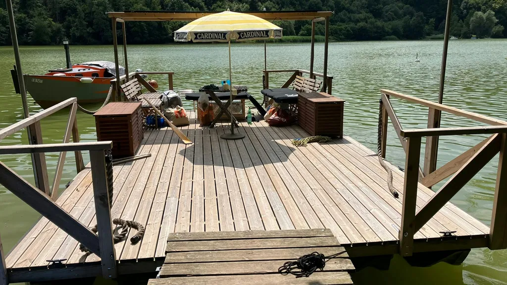 Camping-Plattform auf dem Floss