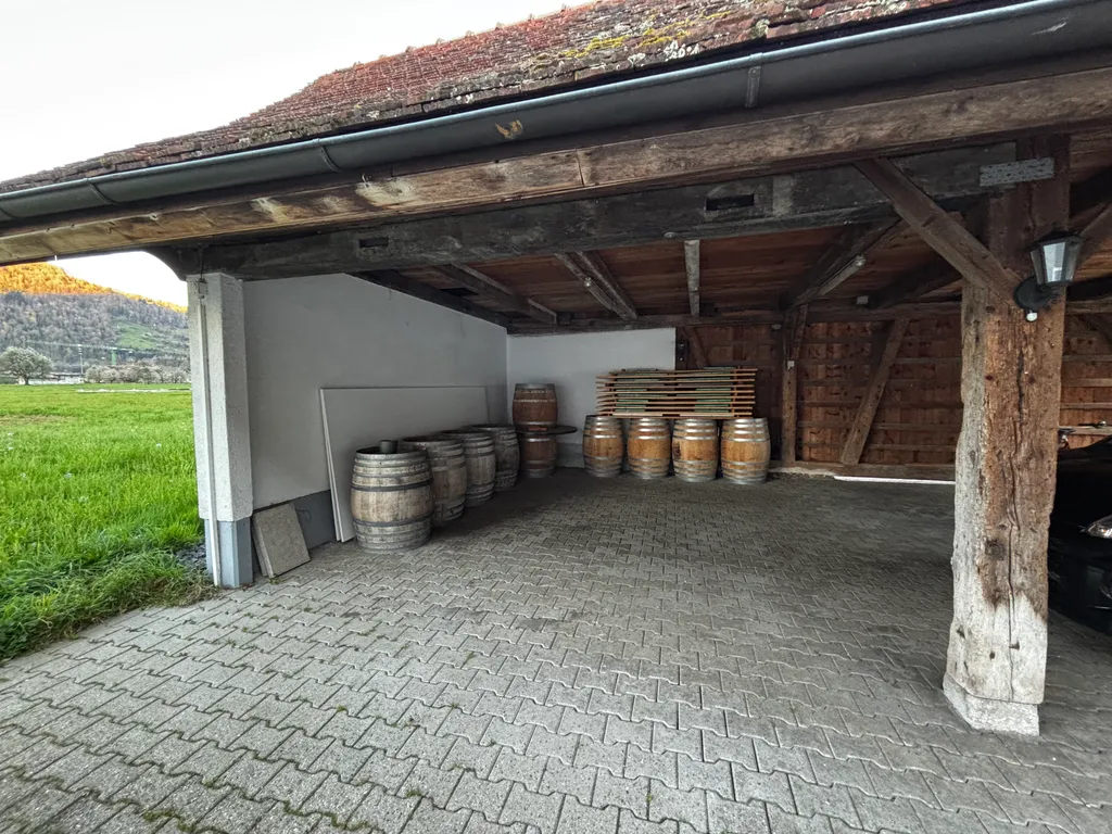 Im Unterstand findest Du Schutz vor Sonne und Regen. Auf Wunsch stellen wir Dir auch eine Festtisch Garnitur zur Verfügung.