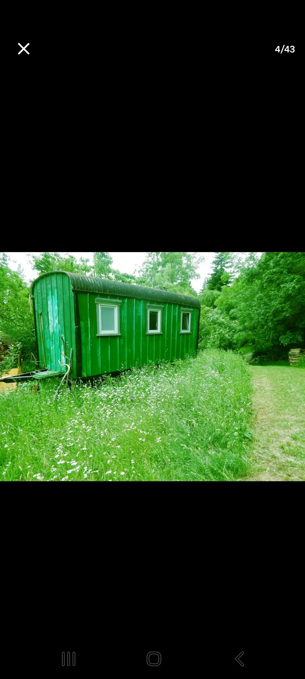 GemĂŒtlicher Bauwagen im Wald mit Feuerstelle đ„