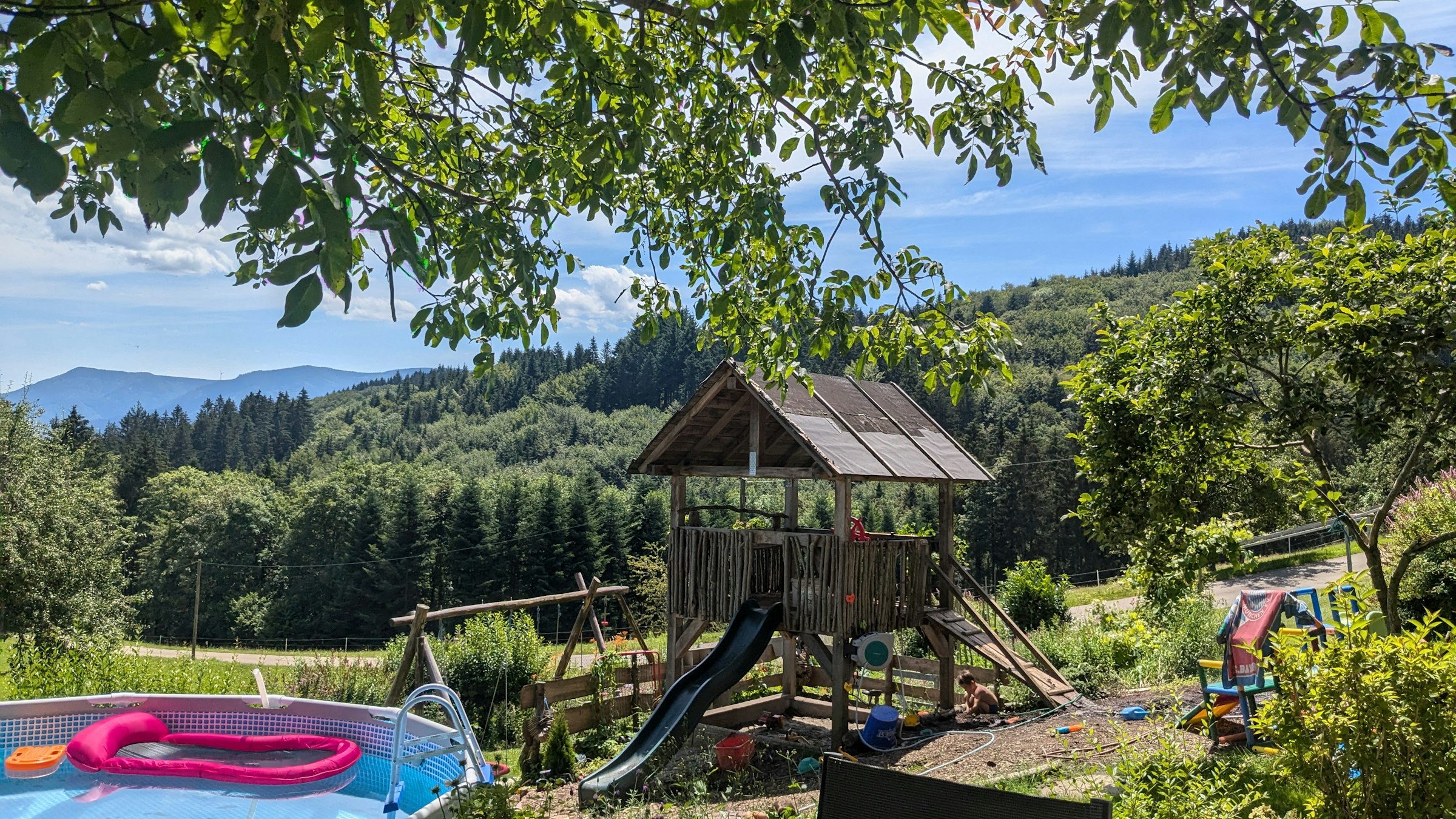 Platz mit Blick auf die Berge — photo 6
