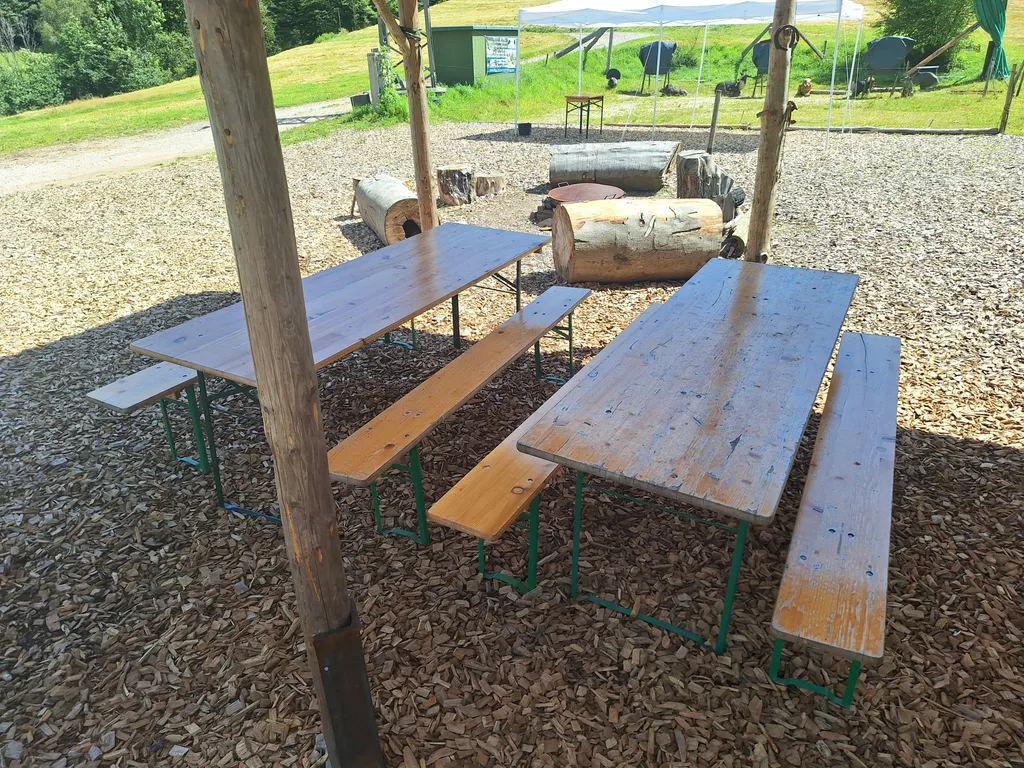 Holzplattformen für Zelte