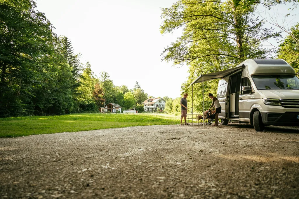 Kiesfläche zum geraden Stehen mit angrenzender Weise