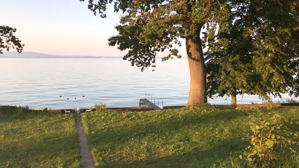 Privater herrschaftlicher Platz direkt am Wasser.