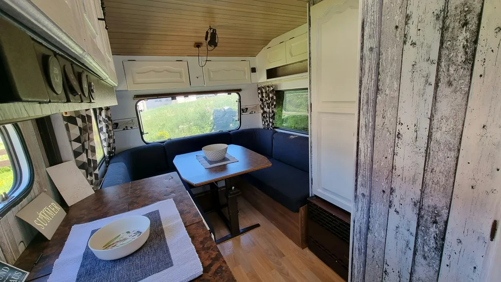 DIY Wohnwagen auf kleiner Wiese