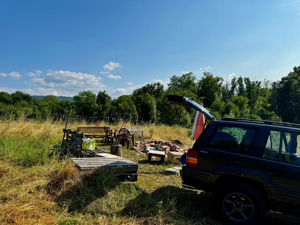 im eigenen Jeep an der Feuer- und Grillstelle