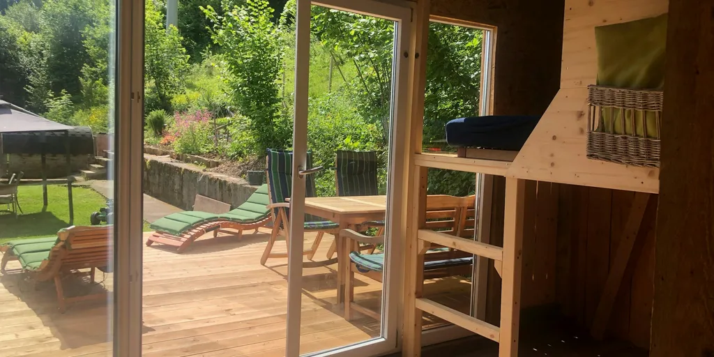 Ausgebaute Gartenhütte mit Aussicht