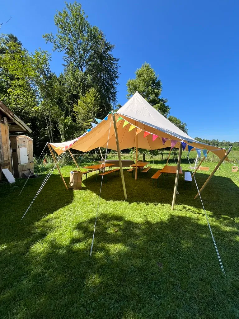Tarp mit Tischen