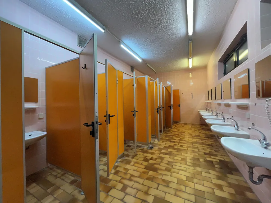 Mit Zelt auf der Waldwiese am Bach