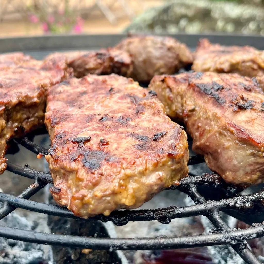Steaks grillés de porc noir des Alpes ou de veau (viande biologique)