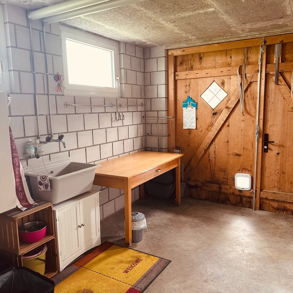 Diese Ecke ist im Preis inbegriffen. Wo man Sachen deponieren, abwaschen, am trocknen verweilen kann.