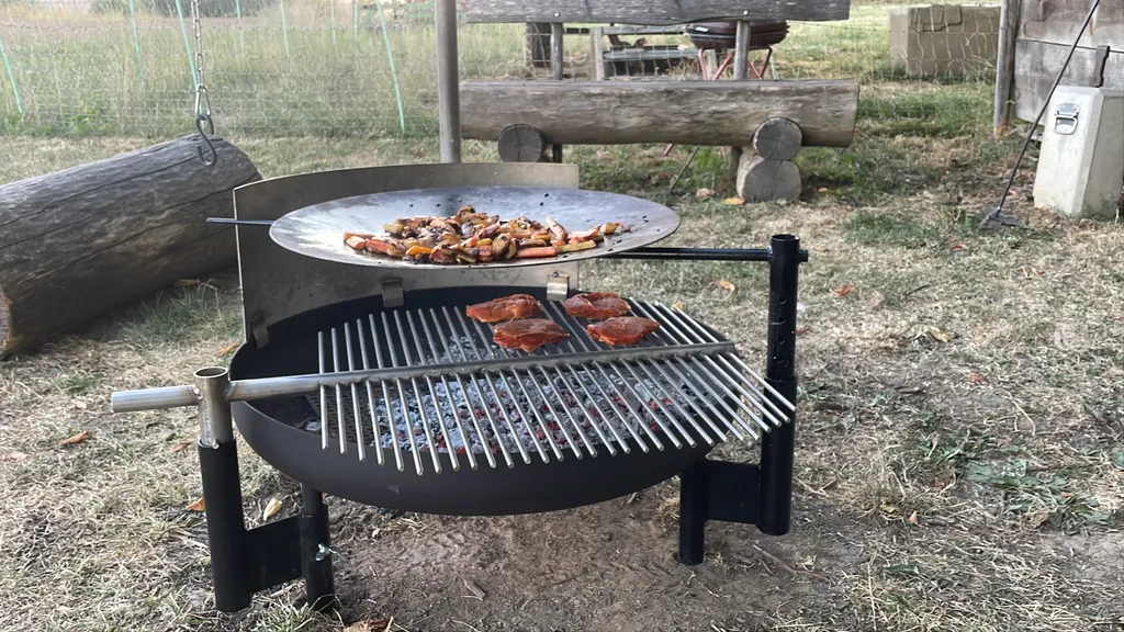 Der Grill mir 2 verschiedenen Röste und einen Wuk.