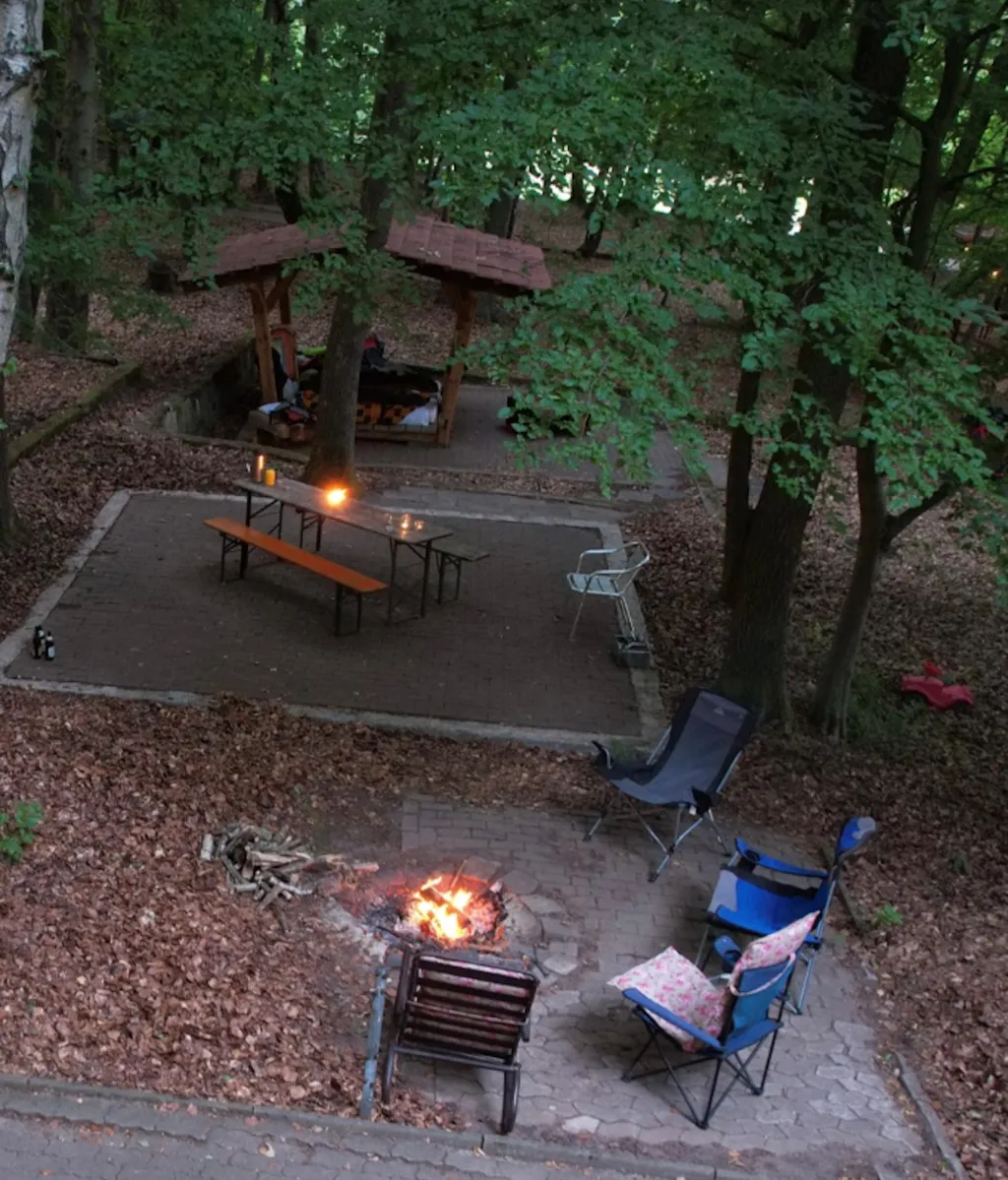 Wald-Shelter im Buchengrün