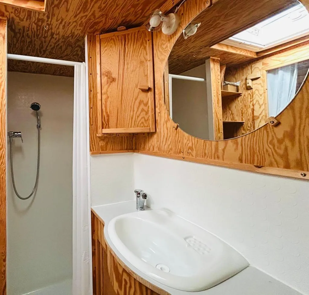 Dusche und Lavabo