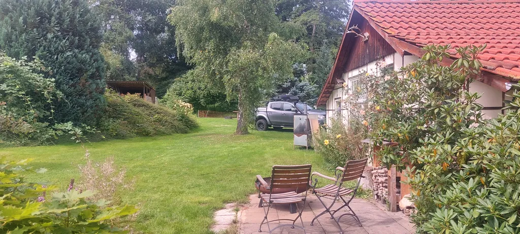 Urige Blockhütte mit Fasssauna in schönem Garten