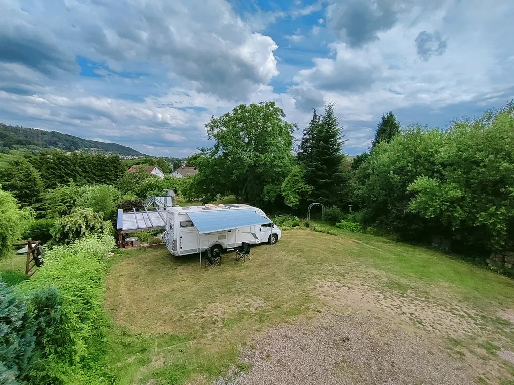 Plätzchen mit Blick auf grüne Berge