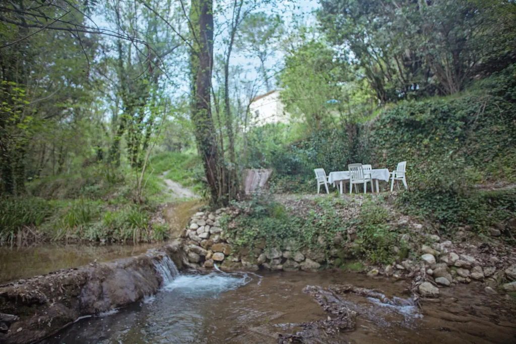 Am Tisch seit Ihr ausserhalb der Sichtweite von Haus und Hütte. Dürft ihn aber jederzeit verstellen. Uns ist wichtig, dass Ihr euch wohl fühlt.