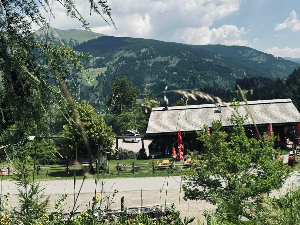 Stellplatz direkt bei der Alm