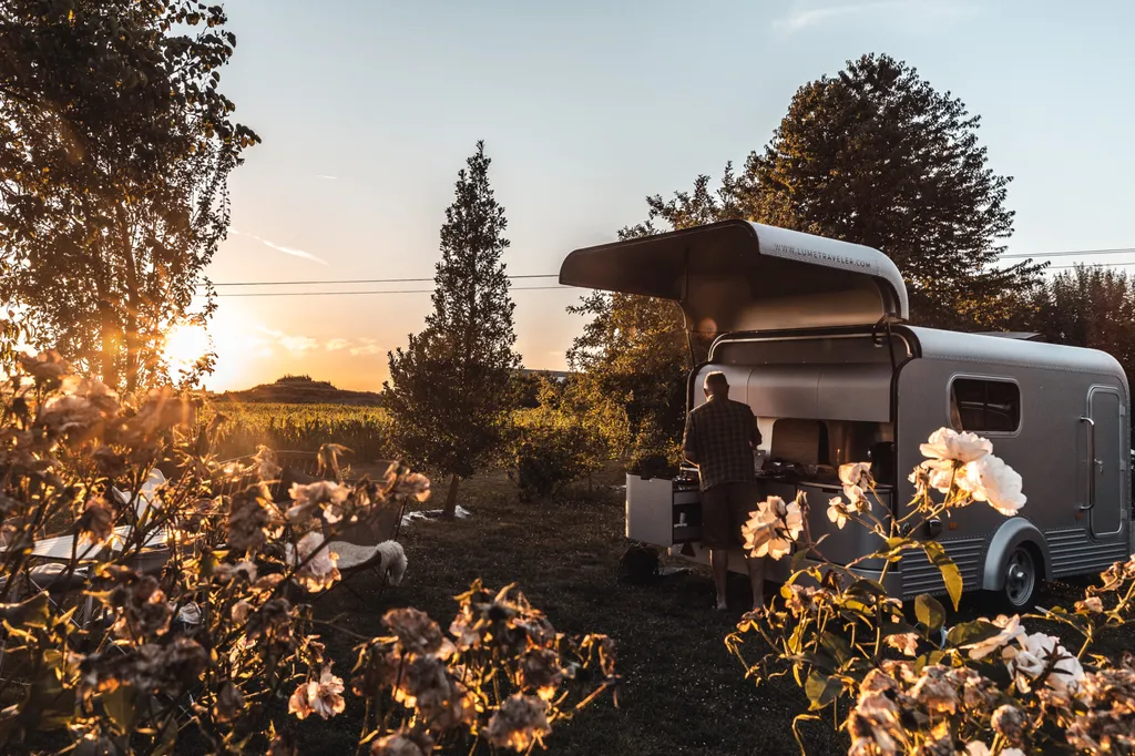 Camping à la ferme dans un endroit calme et fleuri