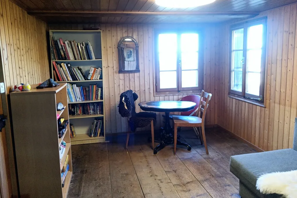 Stube mit Holzofen im Gantrischpark