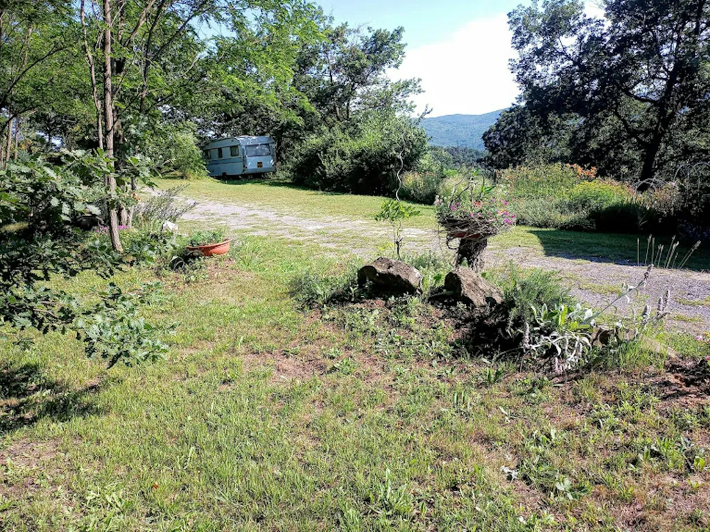 Einfacher Wohnwagen am Gemüsegarten