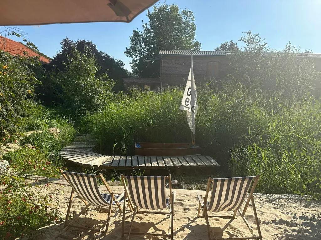 Idyllischer Apfelgarten mit Sauna