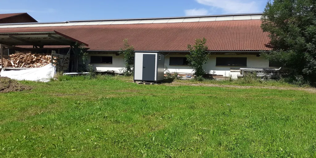 Kleine Wiese beim Bauernhof