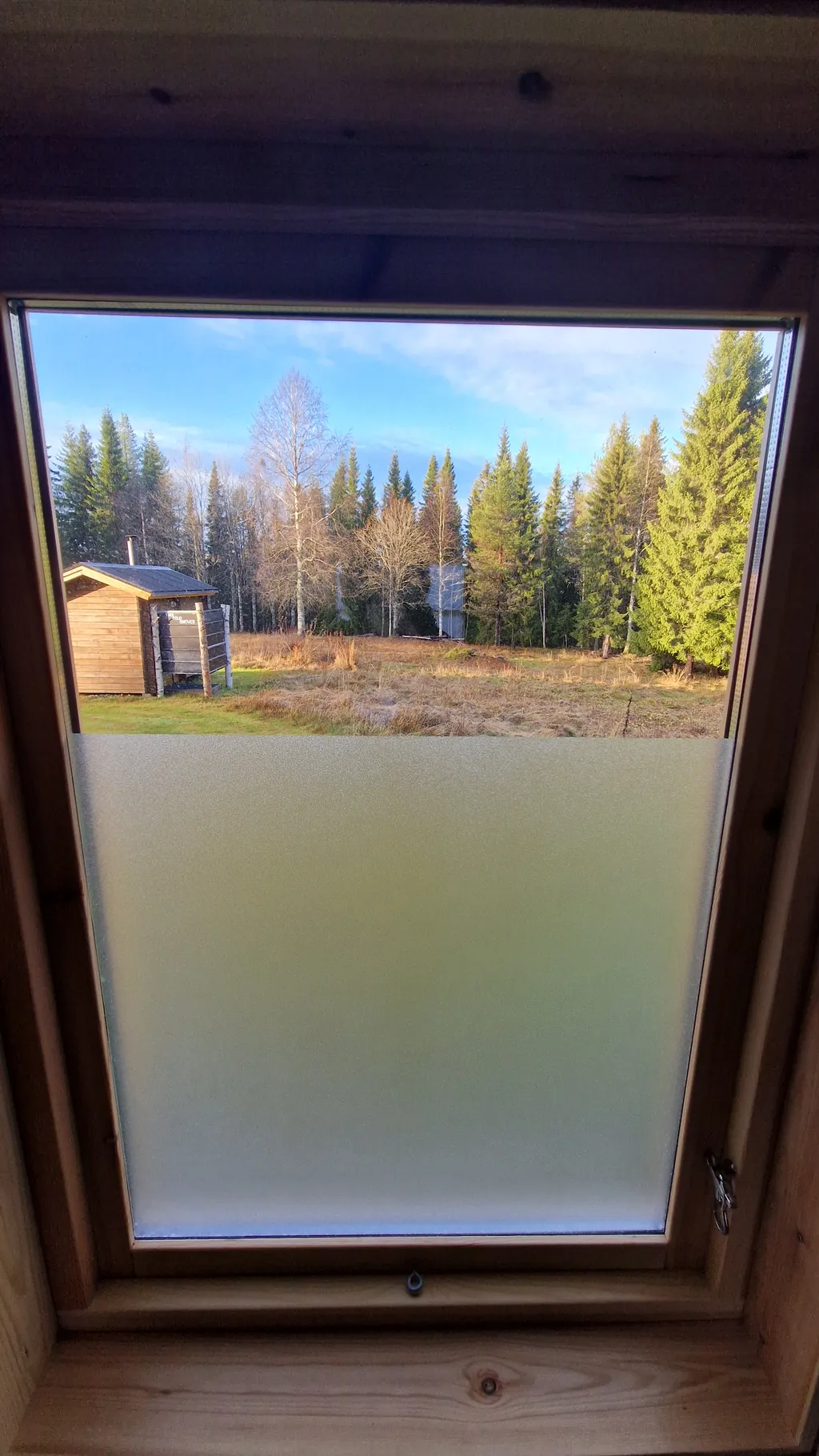 Blick aus dem Fenster im Sanitärhaus auf die Sauna