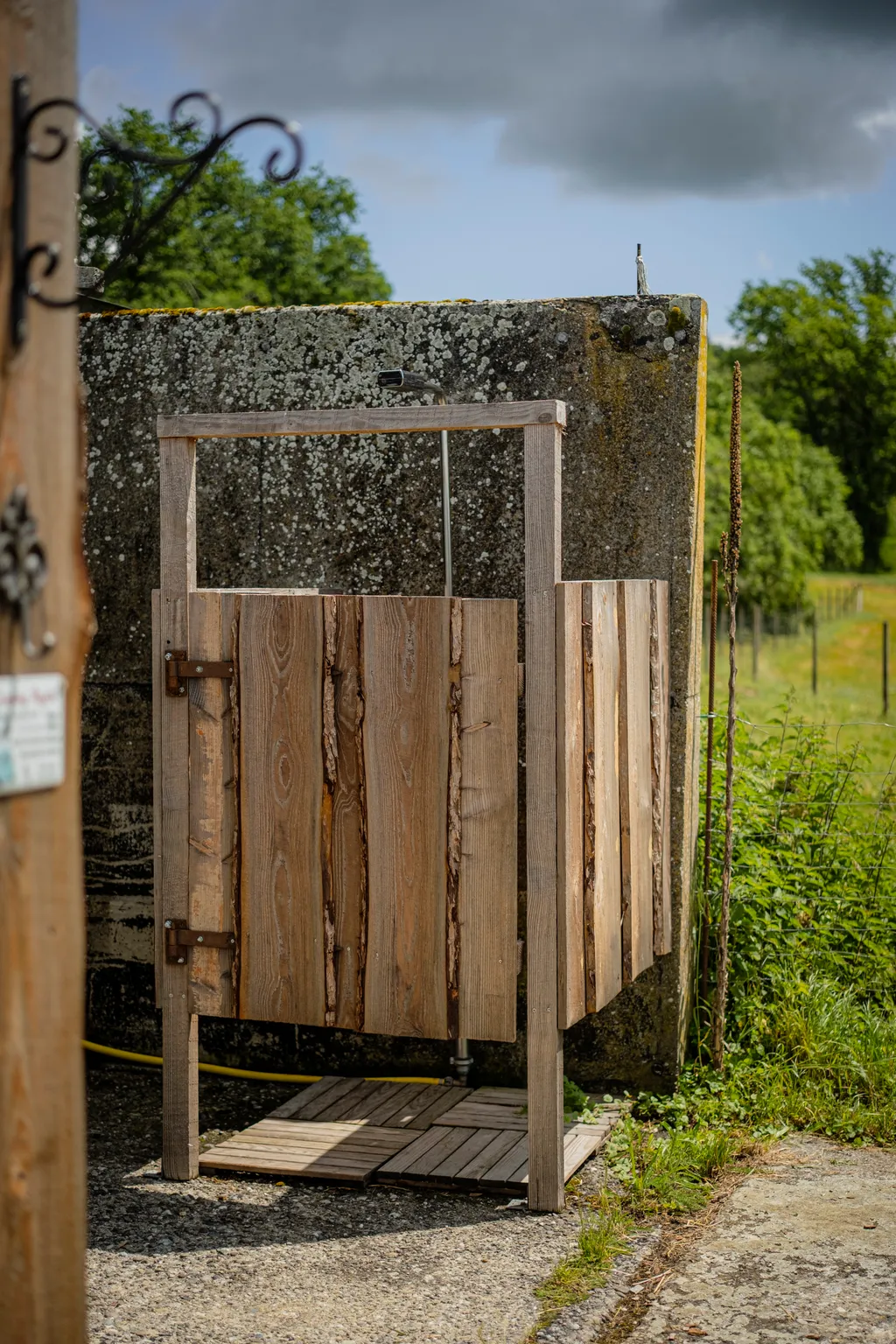 Outdoor- Dusche mit Möglichkeit zum Wasser abfüllen an separatem Hahn