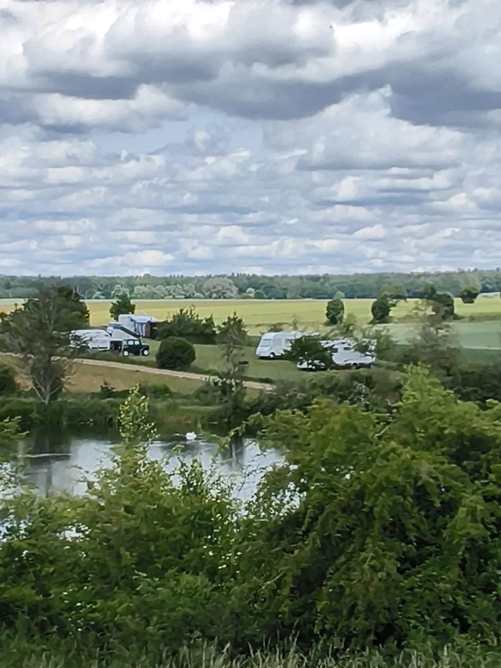 Obstbaumwiese mit Panoramablick am Badesee
