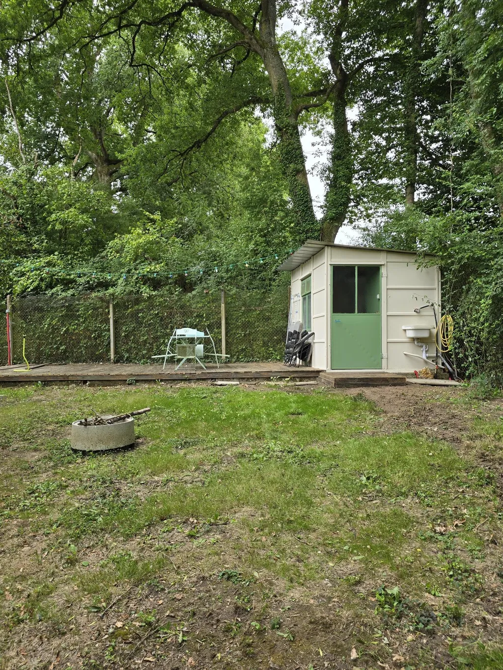 Une cabane chaleureuse et une terrasse équipée d’un brasero pour les soirées à la belle étoile. Confort et simplicité, main dans la main.