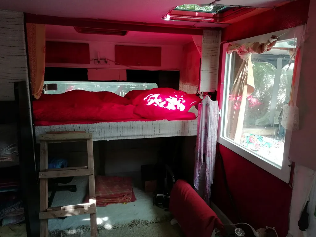 Aus- und umgebauter Bauwagen