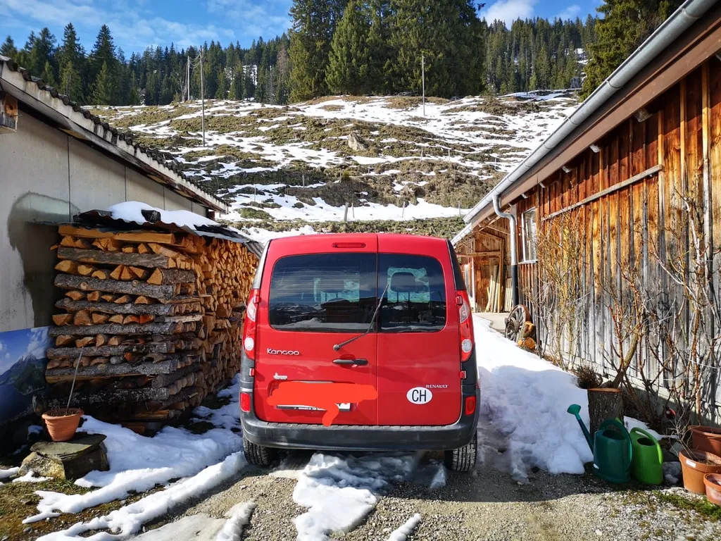 Bergnest in märchenhafter Alpenkulisse