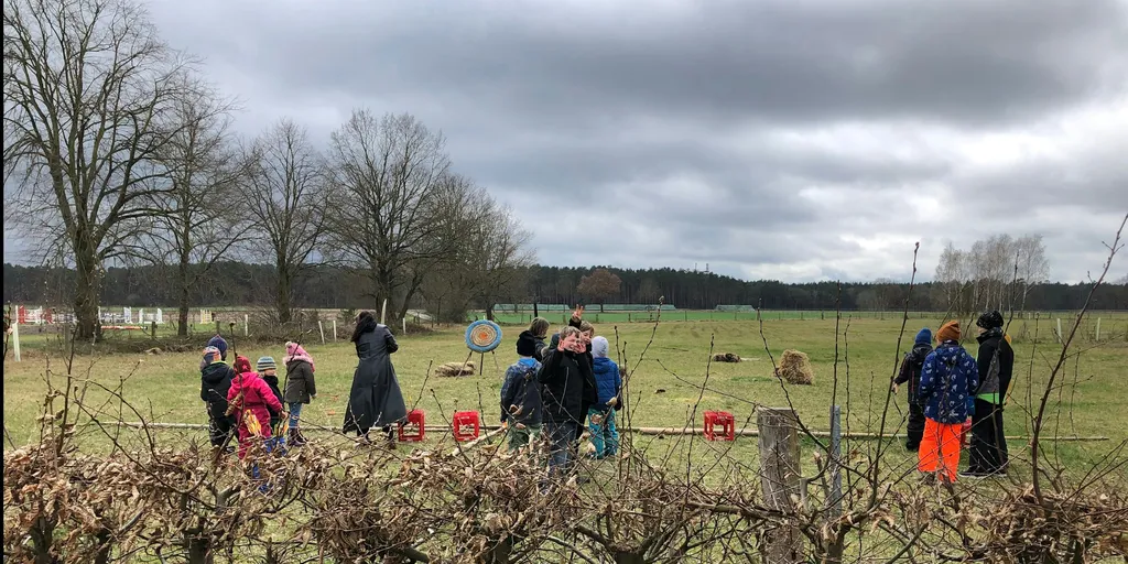 Riesige Ökowiese mit Feuerstelle
