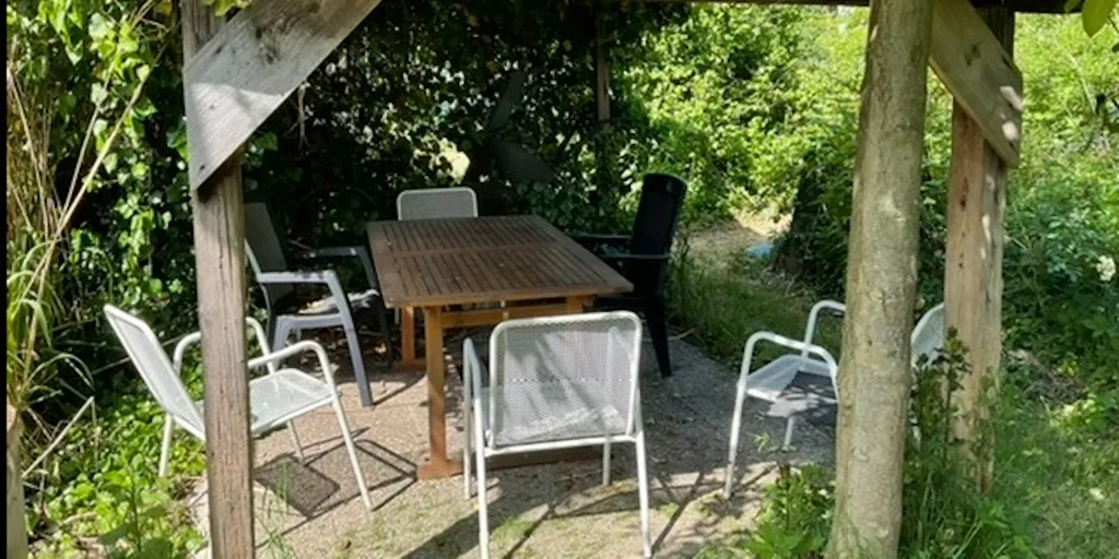 Zeltwiese im Ort am Rhein-Radweg