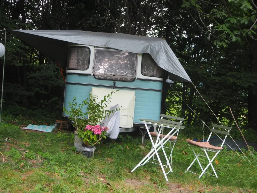 Cozy Vintage Caravan in the Woods - OffGrid Escape