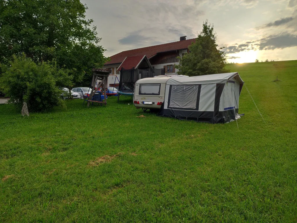 Wiesenstellplatz im Sonnenaufgang