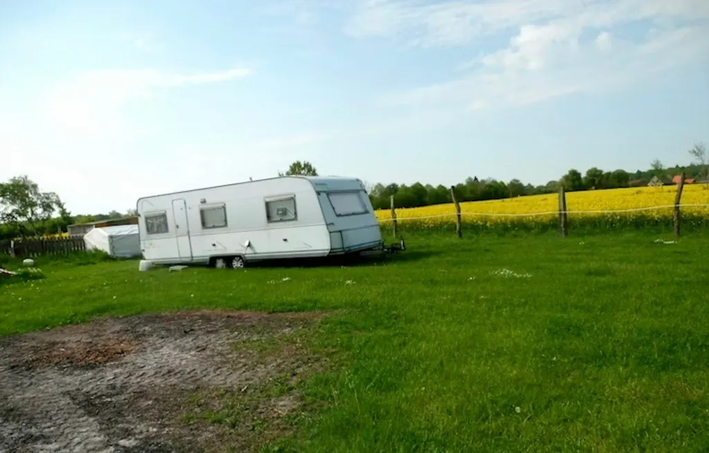 Hinter einem Resthof vorm Wald