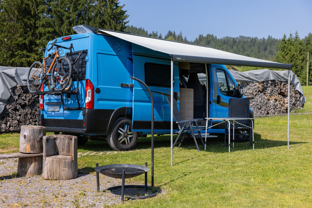 Befestigter Platz und ohne zu keilen