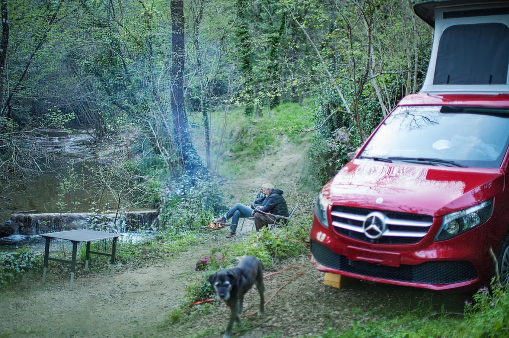 Lagerfeuer am Wasserfall