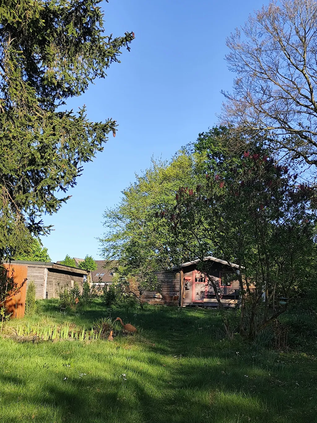 Hütte im ländlichen Garten